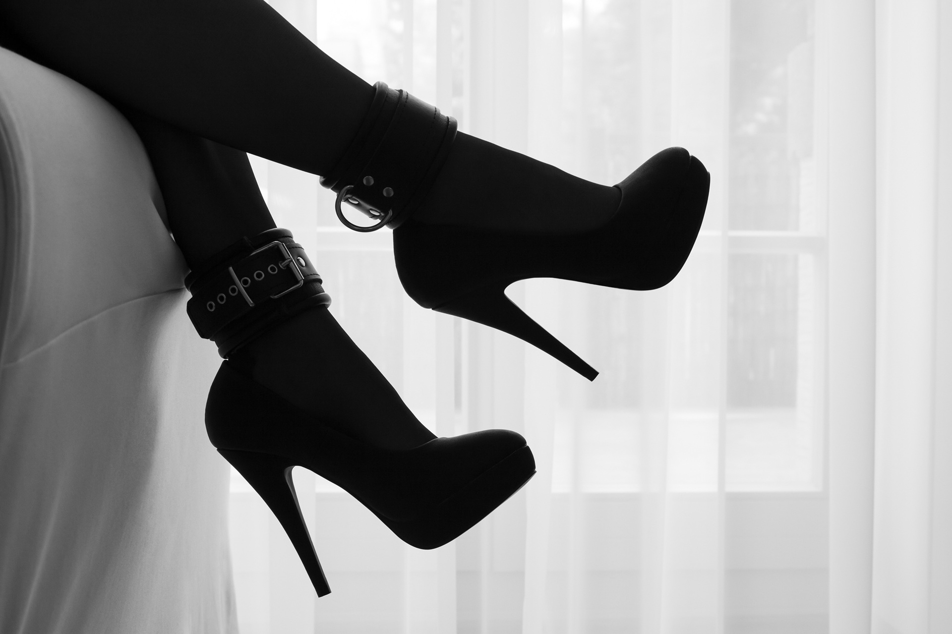 Beine in High Heels mit Lederfesseln | Escort Hannover